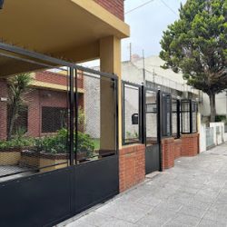 Negocio Frente De Rejas